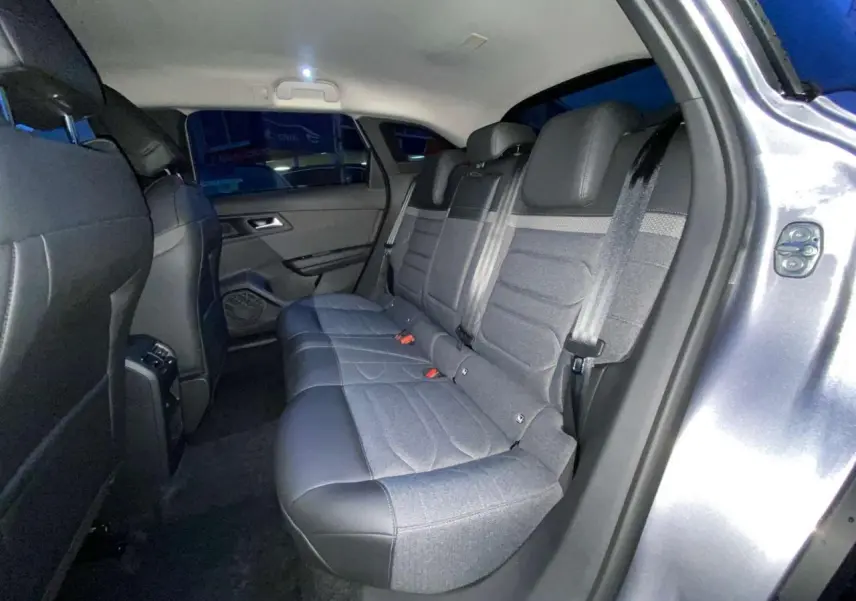 Vue intérieure arrière droite sur les sièges gris tissu et cuir du Citroën C5 X 2023 gris Artense métallisé.