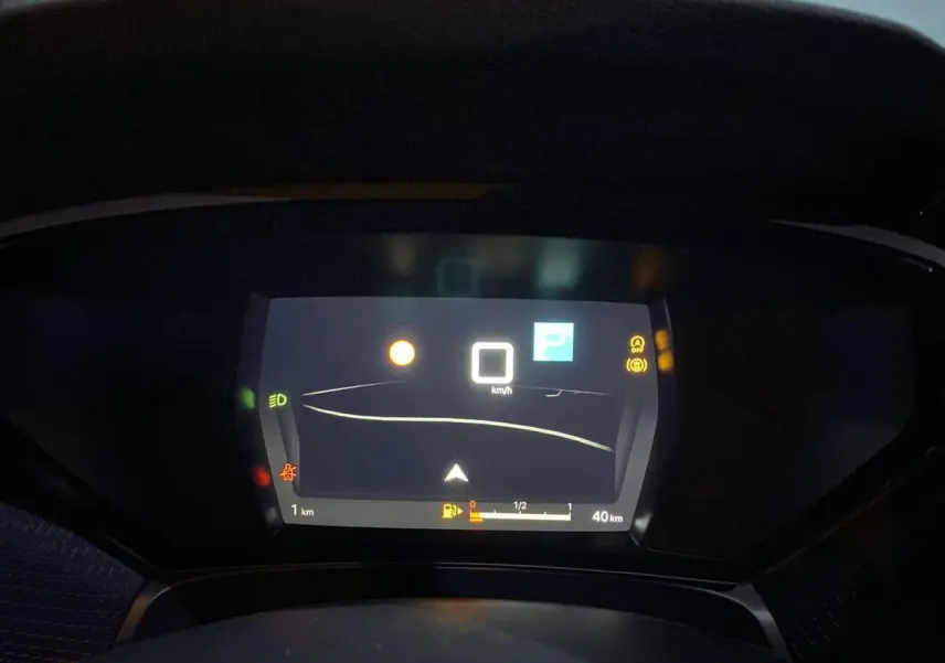 Tableau de bord numérique de la Citroën C5 X gris Artense, affichant la vitesse à 0 km/h en mode parking.