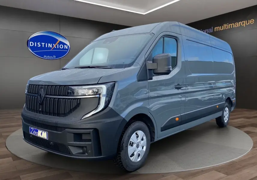 Renault Master gris urbain en vue 3/4 avant droit, fourgon utilitaire avec calandre noire distinctive et jantes argentées.