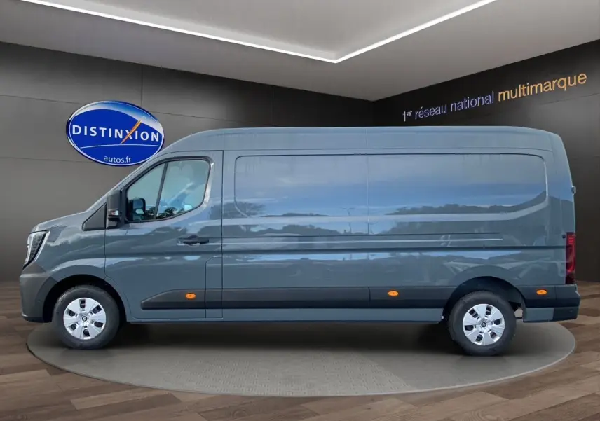 Profil droit du Renault Master gris urbain 2025 en version fourgon long avec marquages latéraux orange.