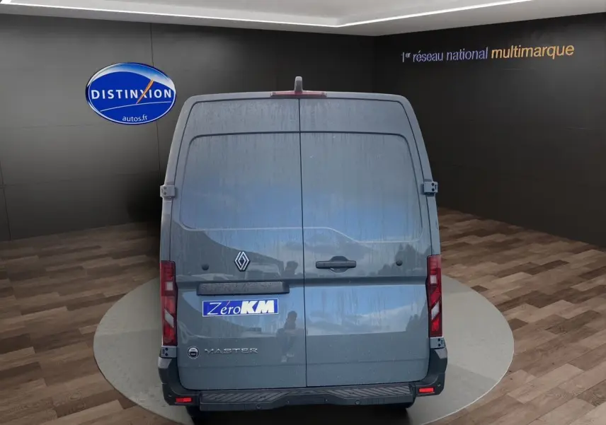 Vue arrière d’un Renault Master gris urbain 2025 avec portes battantes fermées et logo Zero KM visible.