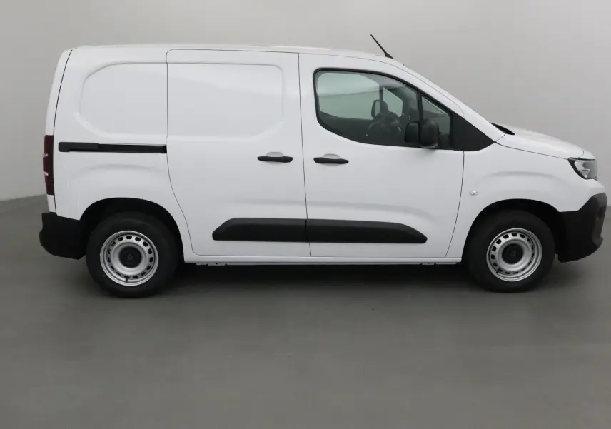Peugeot Partner blanc vu de profil côté droit, fourgonnette utilitaire avec protections noires sur les portières.