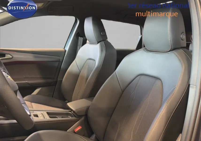 Vue intérieure rapprochée des sièges avant en cuir noir de la CUPRA LEON ST 2025, soulignant la finition soignée.