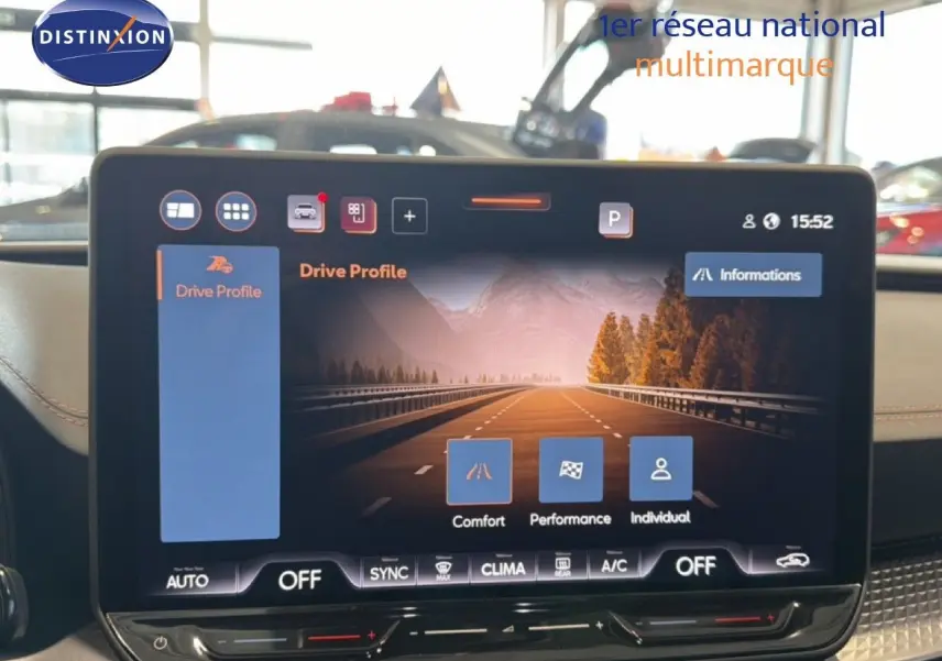 Écran tactile intérieur de la CUPRA Leon ST 2025, affichant les modes de conduite, avec finition cuir noir visible.