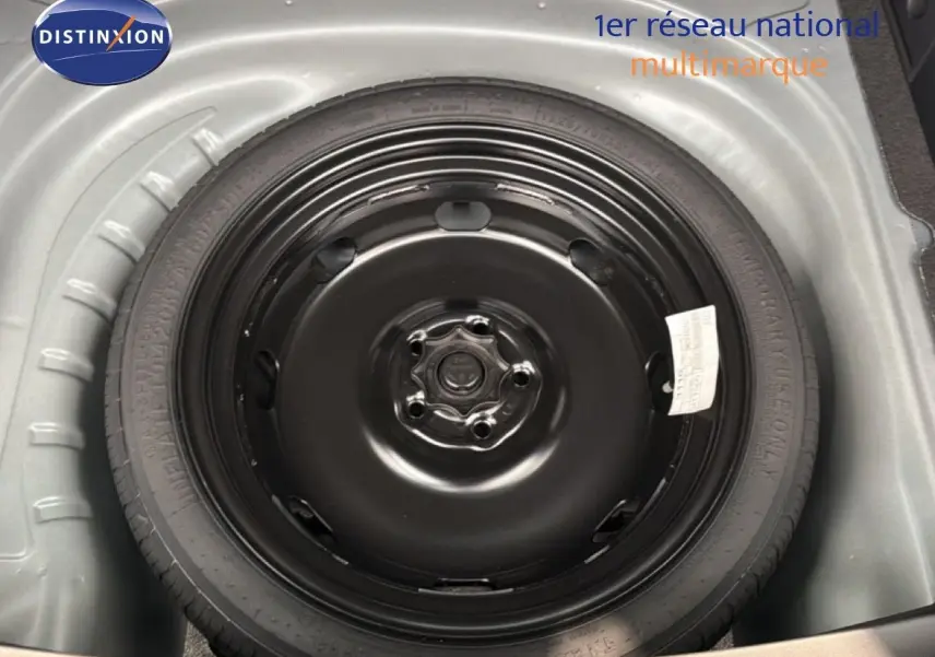 Roue de secours noire vue de dessus dans le coffre d'une CUPRA LEON ST 2025 gris magnétique métal.