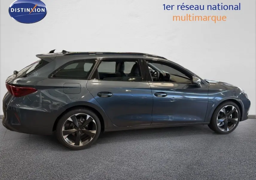 Vue latérale droite d'une CUPRA LEON ST 2025 gris magnétique métallisé avec jantes bi-ton et toit ouvrant.