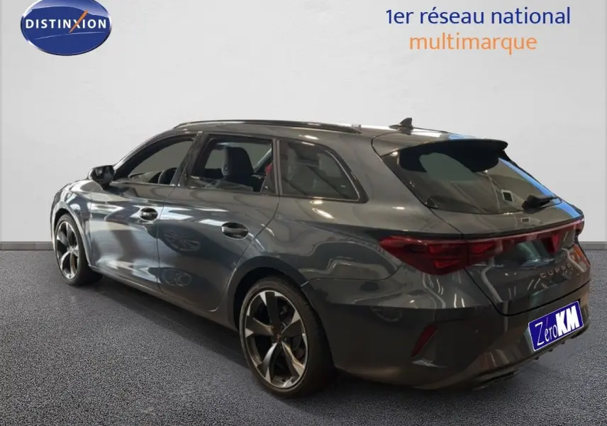 Vue 3/4 arrière droite d'une CUPRA Leon ST gris magnétique métallisé avec jantes biton et vitres teintées.