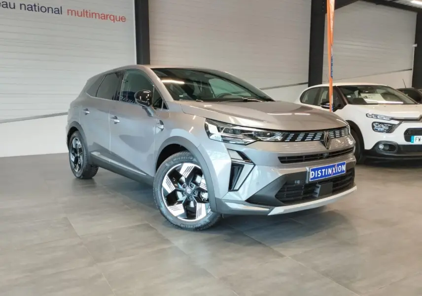 Renault Symbioz 2025 gris Cassiopée en 3/4 avant droit, avec jantes alliage noires et détails chromés.