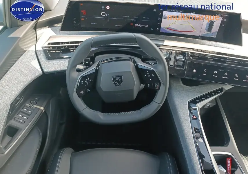 Vue intérieure du poste de conduite du Peugeot 3008 2025, volant cuir multifonction et grand écran tactile panoramique.