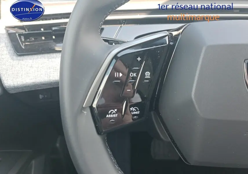 Gros plan sur le volant cuir noir de la Peugeot 3008 2025, avec commandes multifonctions visibles côté gauche.