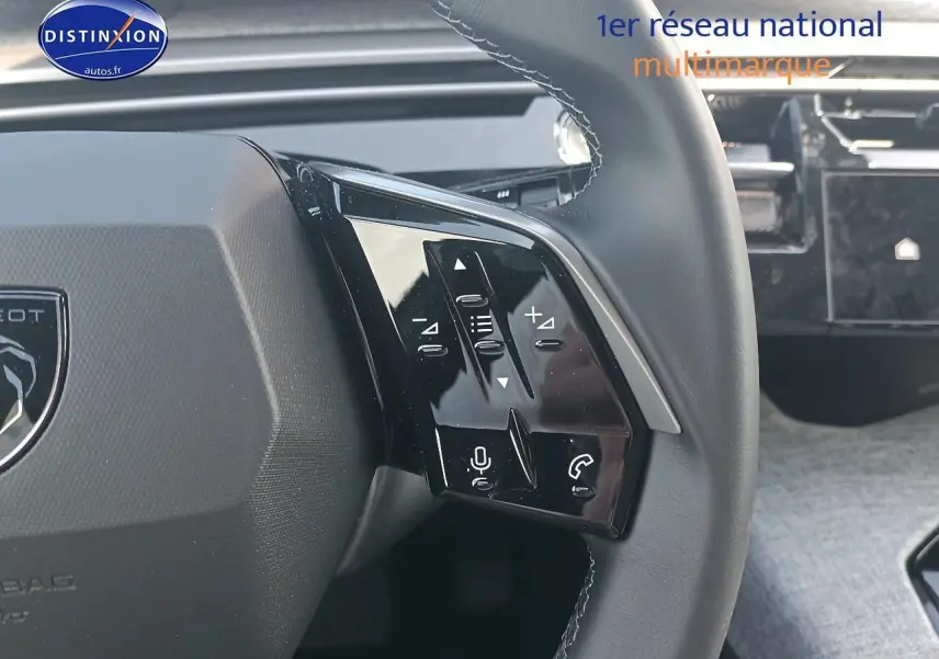Gros plan sur le volant cuir noir de la Peugeot 3008 2025 avec commandes multifonctions côté gauche.