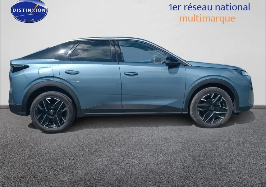 Vue de profil droit du Peugeot 3008 bleu 2025 avec jantes alliage noires et vitres arrière surteintées.