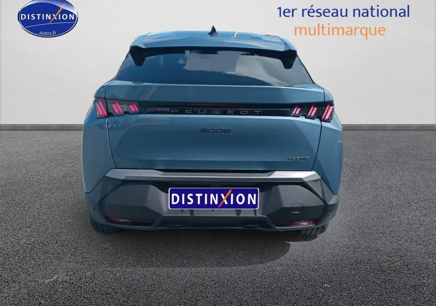 Vue arrière d’un Peugeot 3008 hybride bleu 2025 avec feux arrière à LED et becquet noir.