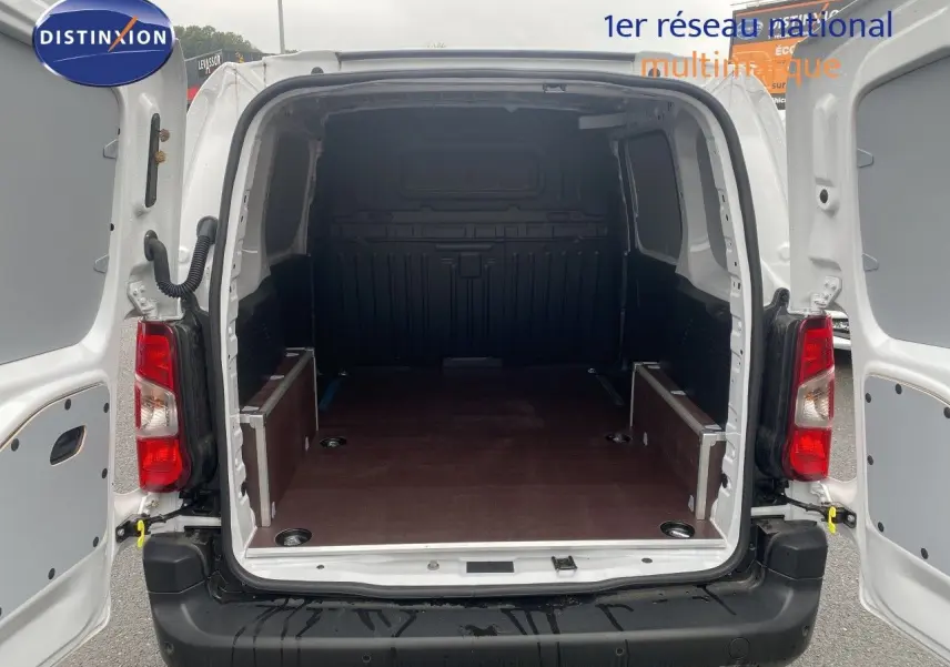 Vue arrière ouverte du Citroën Berlingo Fourgon blanc 2025, montrant l’espace de chargement vide avec plancher en bois.