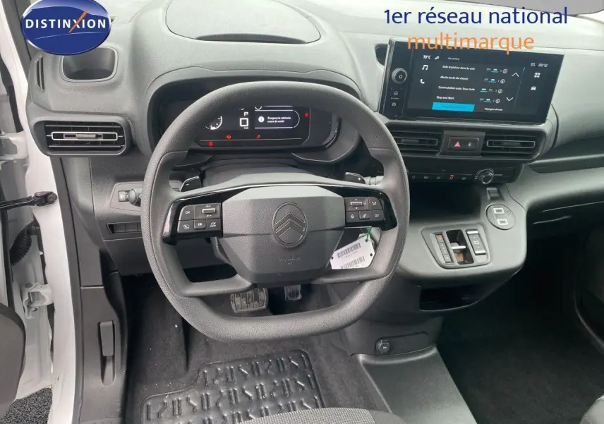 Vue intérieure frontale du tableau de bord du Citroën Berlingo Fourgon blanc 2025 avec volant multifonction et écran tactile.