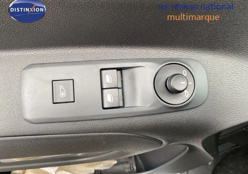 Vue rapprochée des commandes de réglage des rétroviseurs et des vitres sur la porte côté gauche du Citroën Berlingo Fourgon blanc 2025.