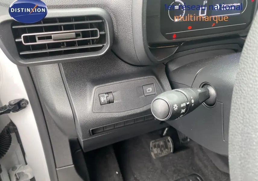 Détail intérieur côté gauche du tableau de bord du Citroën Berlingo Fourgon blanc 2025 avec commandes d'éclairage et ventilation.