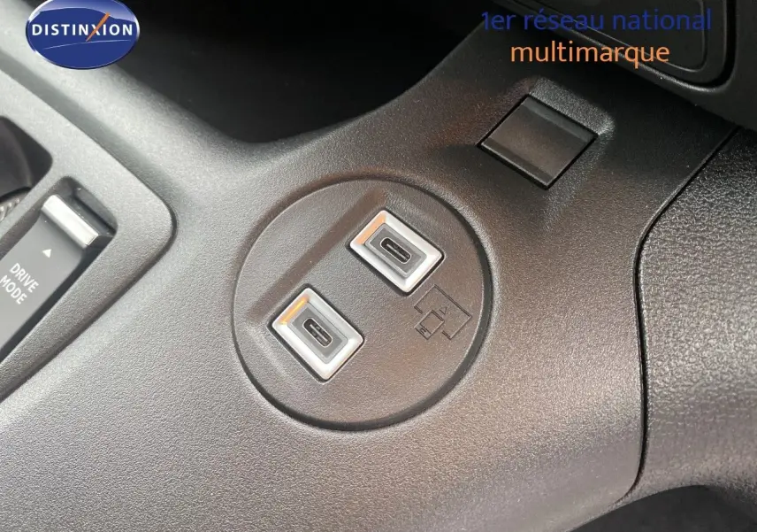 Gros plan sur les ports USB-C doubles du tableau de bord du Citroën Berlingo Fourgon blanc, version 2025.
