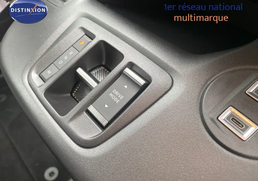 Gros plan sur la console centrale du Citroën Berlingo Fourgon blanc, avec sélecteur de boîte auto et bouton Drive Mode.