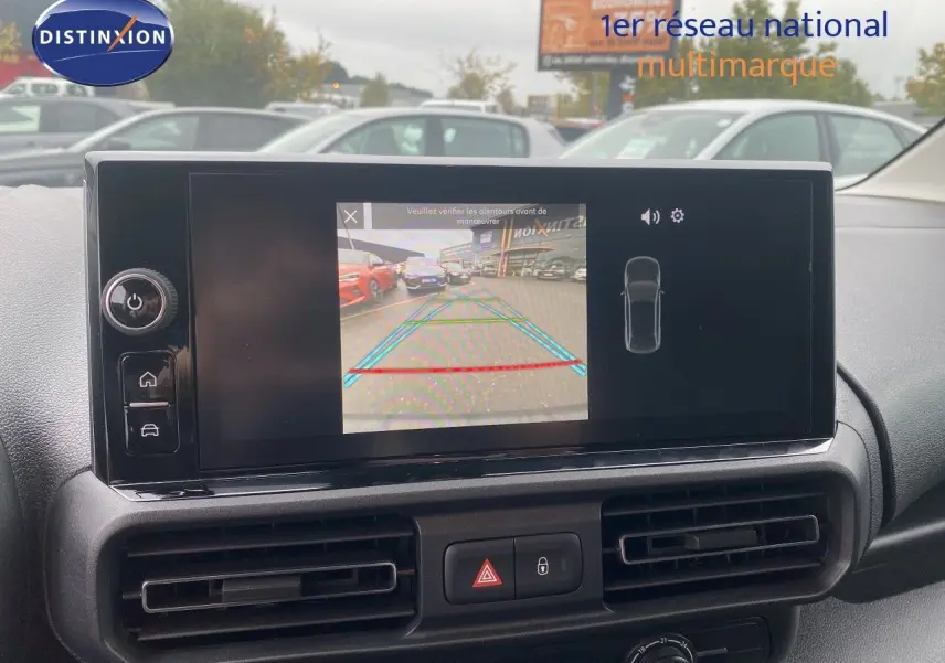 Écran tactile central affichant la caméra de recul du Citroën Berlingo Fourgon blanc, vue intérieure du tableau de bord.