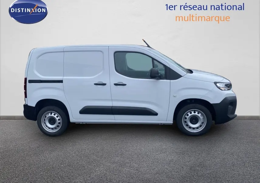 Profil droit du Citroën Berlingo Fourgon blanc 2025 avec porte latérale coulissante et jantes acier.