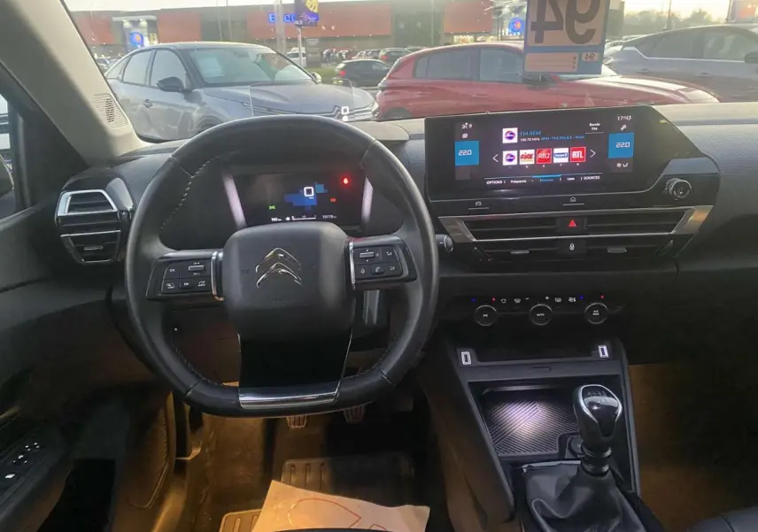 Intérieur de la Citroën C4 2021, vue de face sur le volant, tableau de bord numérique et écran tactile central.
