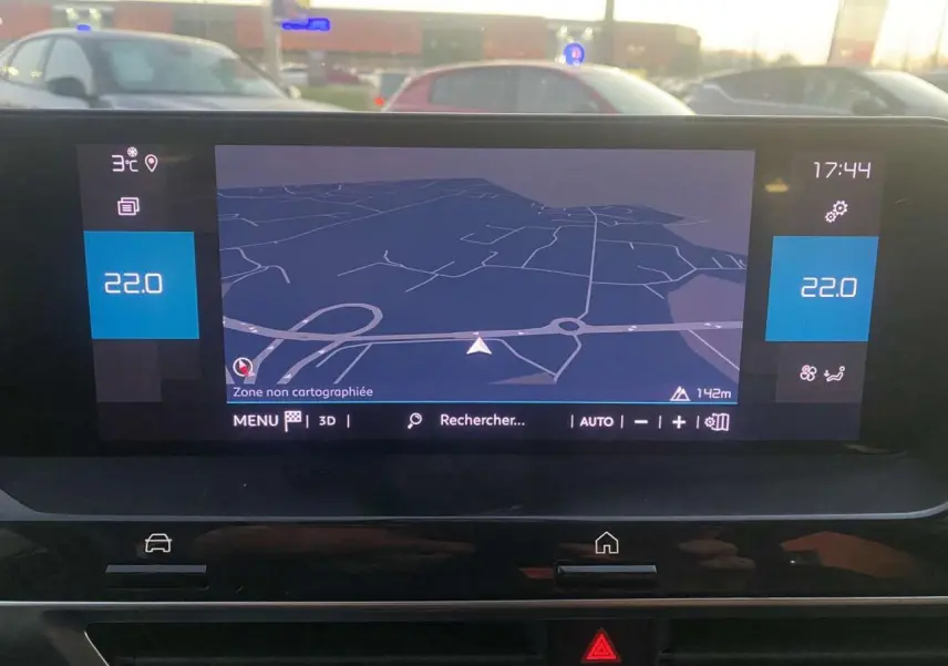 Écran tactile central du tableau de bord de la Citroën C4 blanche affichant la navigation et la climatisation à 22°C.