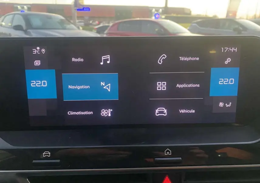 Écran tactile central de la Citroën C4 blanche 2021 affichant navigation, climatisation et applications.