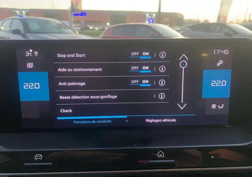 Écran tactile central de la Citroën C4 blanc montrant les réglages d'aide à la conduite et climatisation à 22°C.