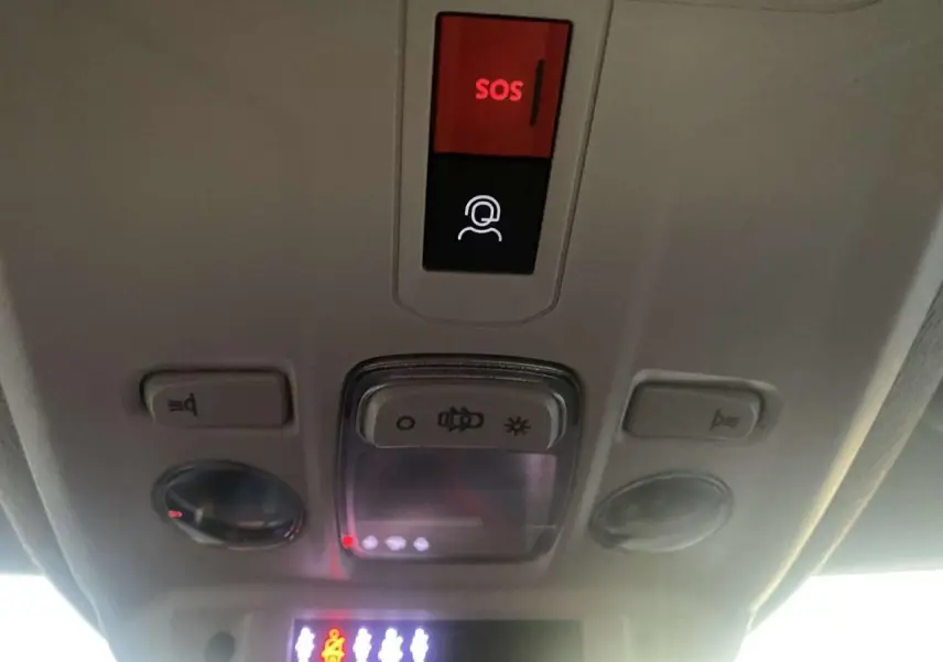 Vue intérieure du plafonnier de la Citroën C4 blanche 2021 avec bouton SOS et commandes d'éclairage.