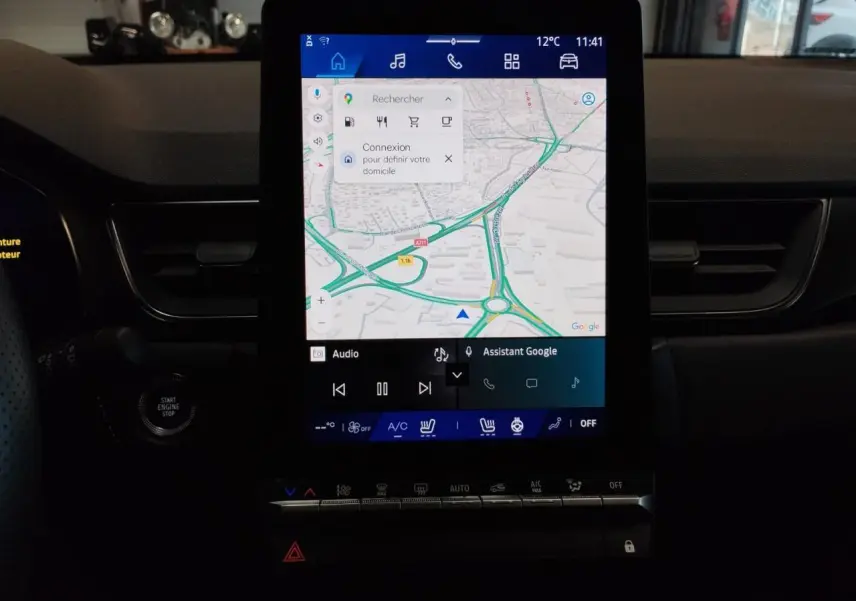 Écran central tactile du tableau de bord du Renault Symbioz 2025 affichant la navigation GPS.