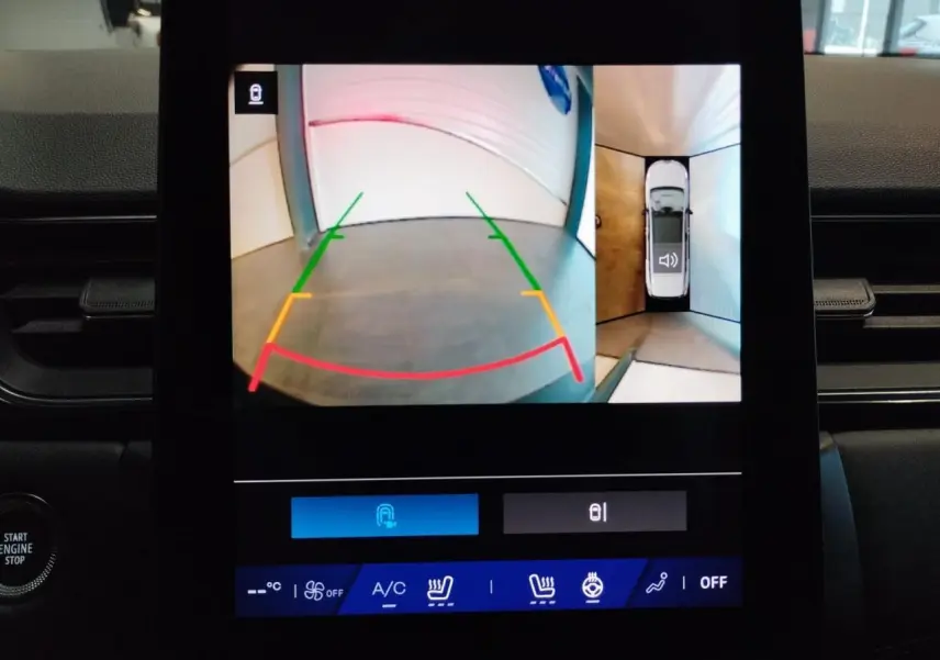 Écran central de la Renault SYMBIOZ 2025 montrant la caméra de recul et vue 360° intérieure.