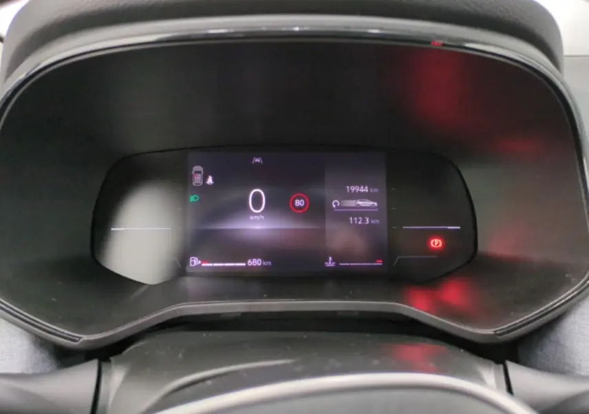 Compteur numérique couleur de la Renault Clio 2024 affichant vitesse, kilométrage et alertes au tableau de bord.