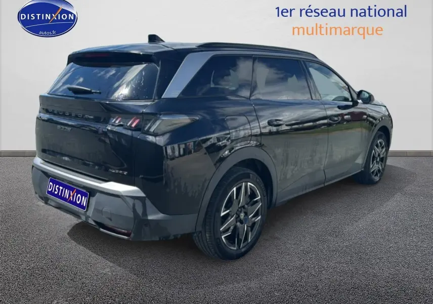 Vue 3/4 arrière droite d’un Peugeot 5008 noir 2025 avec jantes alu et feux arrière LED distinctifs.