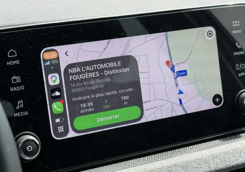 Écran tactile central 8,25'' de la Skoda Scala TSI 116 DSG7 affichant un itinéraire GPS en intérieur.