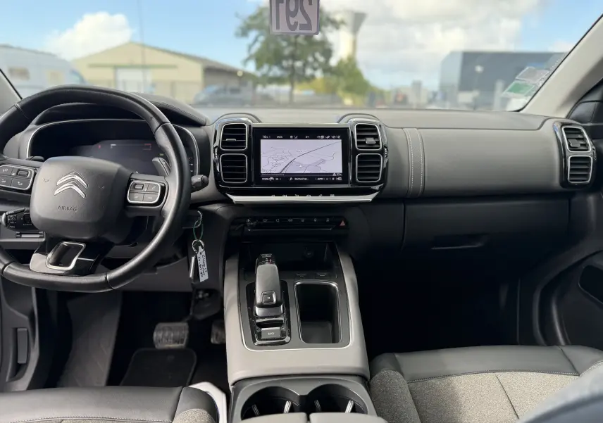 Vue intérieure avant du tableau de bord et volant noir du Citroën C5 Aircross 1.5 BlueHDi 130 avec écran tactile central.
