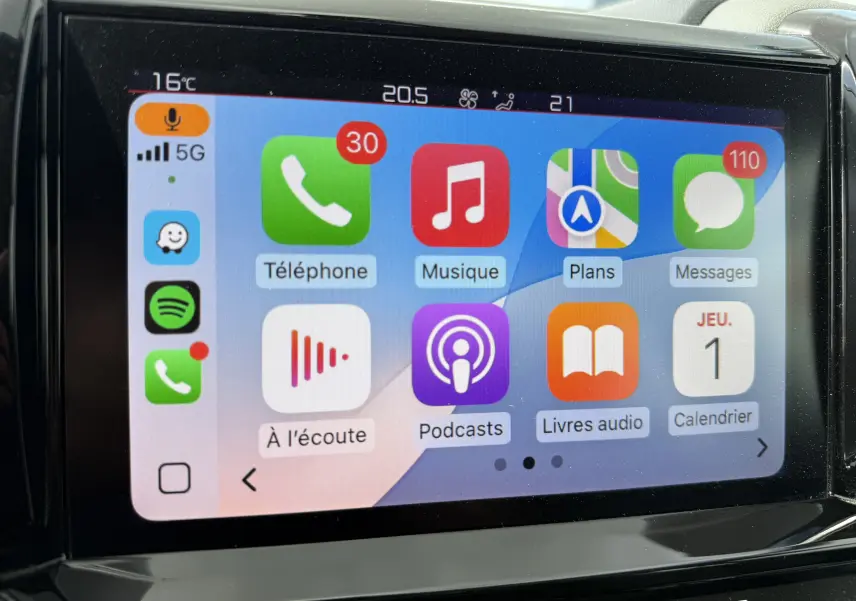 Écran tactile central du Citroën C5 Aircross 2021 montrant l'interface Apple CarPlay avec plusieurs applications colorées.