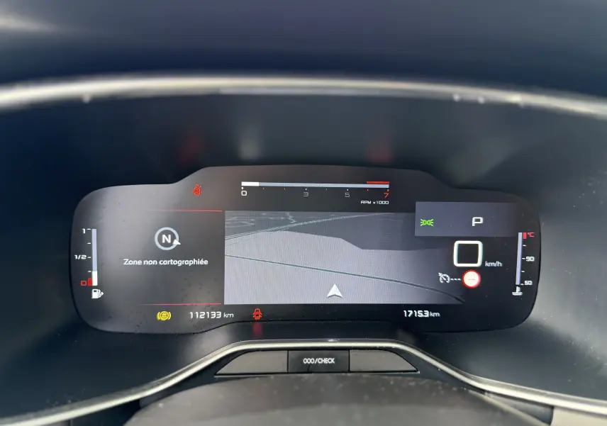 Tableau de bord numérique du Citroën C5 Aircross 2021, affichage de vitesse à 0 km/h et carte non cartographiée.