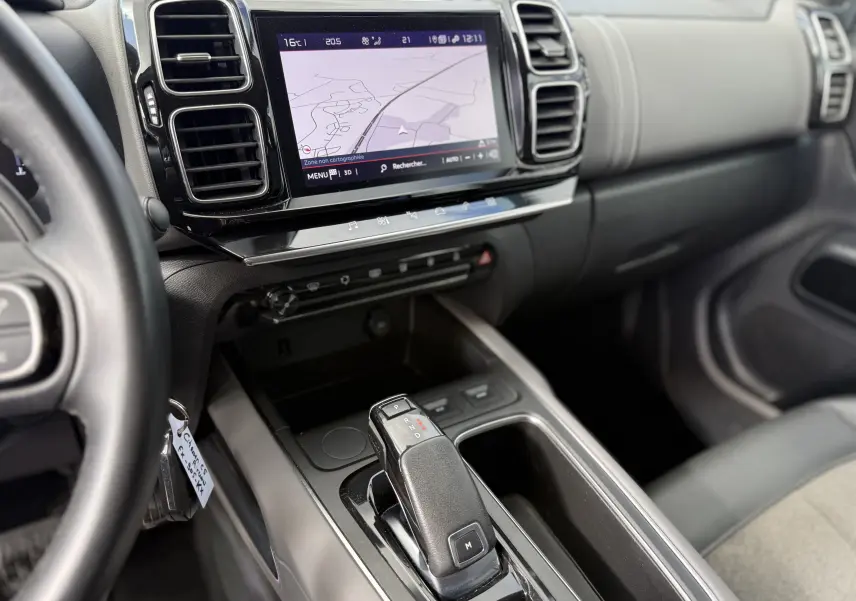 Vue intérieure du tableau de bord et levier de vitesse automatique du Citroën C5 Aircross 1.5 BlueHDi blanc, écran tactile avec navigation.