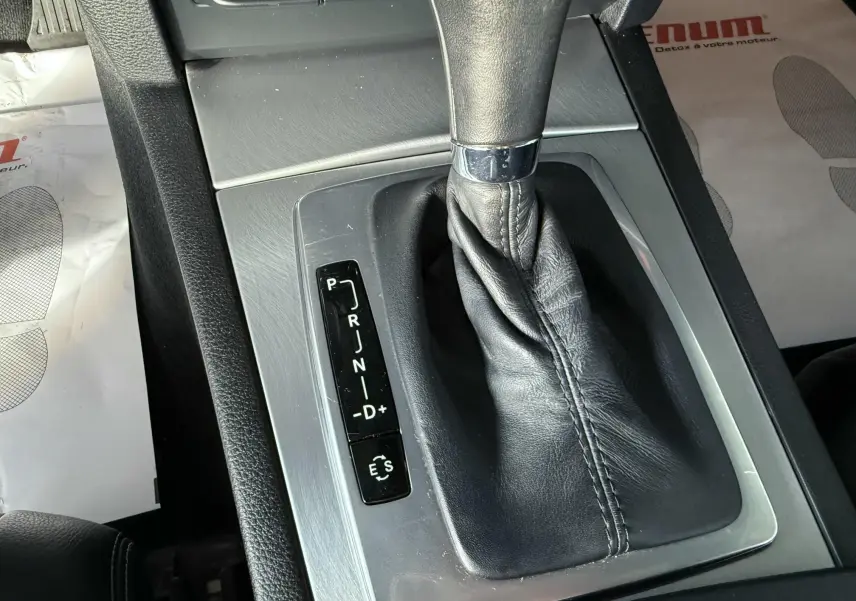 Le levier de vitesses automatique en cuir noir de la Mercedes Classe E 250 Coupe gris, vue en gros plan intérieur.