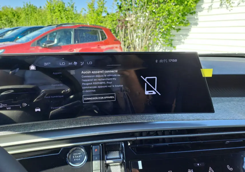 Vue intérieure du tableau de bord du Peugeot 3008 gris Artense 2024, écran tactile affichant la connexion d'appareil mobile.