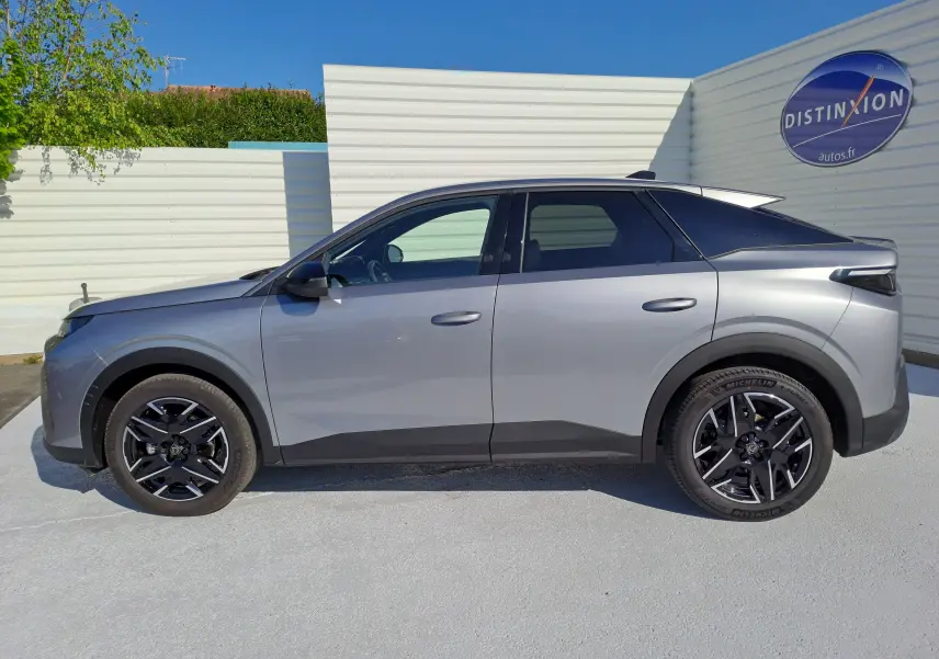 Profil côté gauche d'un Peugeot 3008 gris Artense 2024 avec jantes noires et toit noir contrasté.
