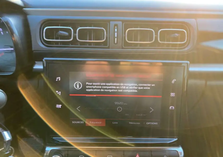 Vue rapprochée de l’écran tactile et des aérateurs du tableau de bord de la Citroën C3 Shine 2023.