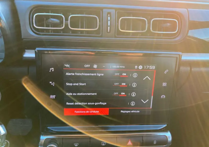 Écran tactile central de la Citroën C3 2023 affichant les réglages d'aide à la conduite, avec ventilation au-dessus.