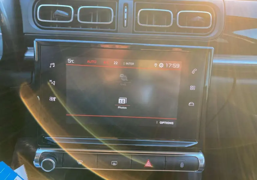 Écran tactile central de la Citroën C3 Shine 2023, avec commandes climatisation et aérateurs en vue rapprochée.