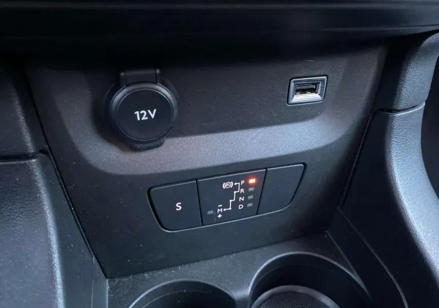 Gros plan sur la console centrale de la Citroën C3 Shine 2023, montrant la boîte automatique et prise 12V.