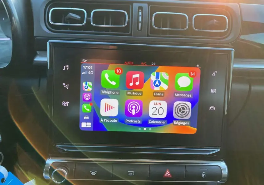 Vue rapprochée de l'écran tactile central de la Citroën C3 Shine 2023, affichant Apple CarPlay coloré.