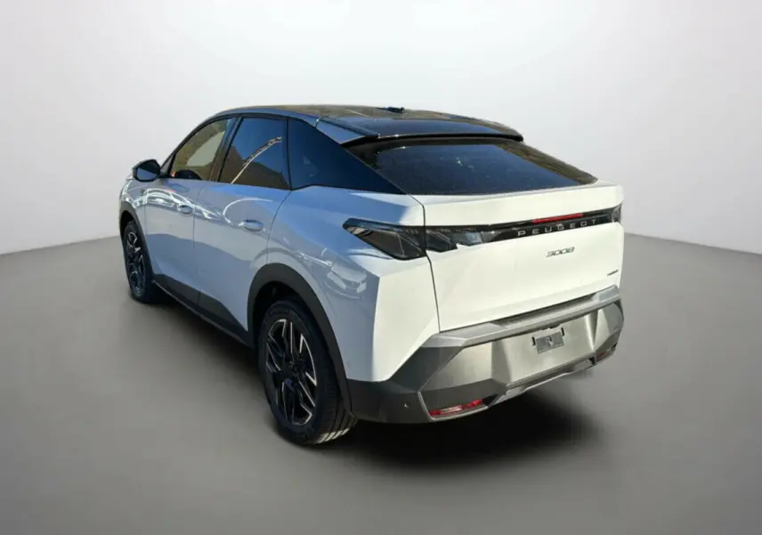 Vue 3/4 arrière droite du Peugeot 3008 Hybrid blanc okénite avec toit noir et jantes alliage noires.