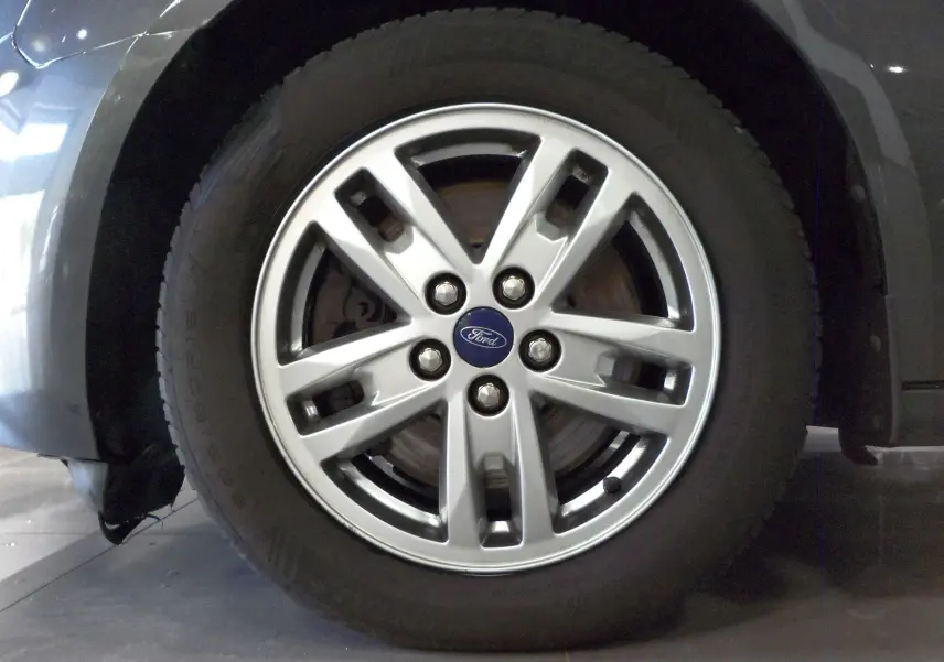 Gros plan sur la roue avant droite en alliage du Ford Grand Tourneo Connect gris Magnetic de 2020.