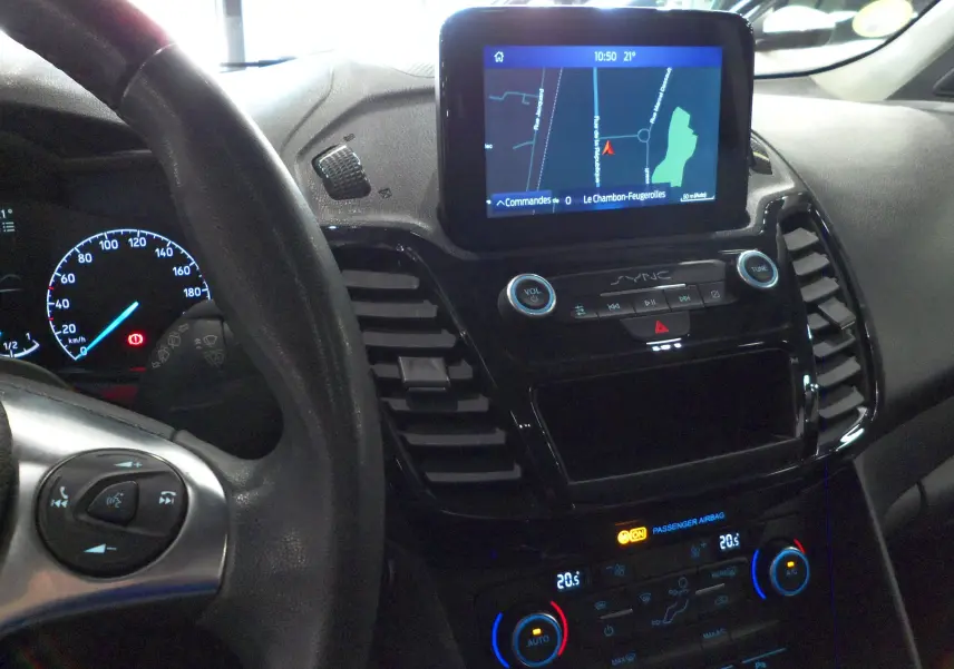 Vue intérieure du tableau de bord du Ford Grand Tourneo Connect 2020 avec écran tactile et commandes climatisation digitales.